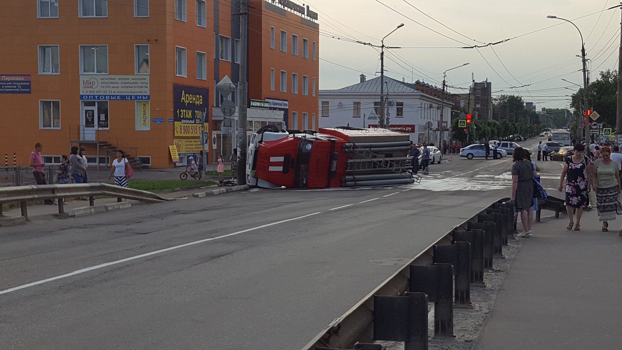 В Тамбове возле «Акварели» перевернулась пожарная машина - ПроТамбов