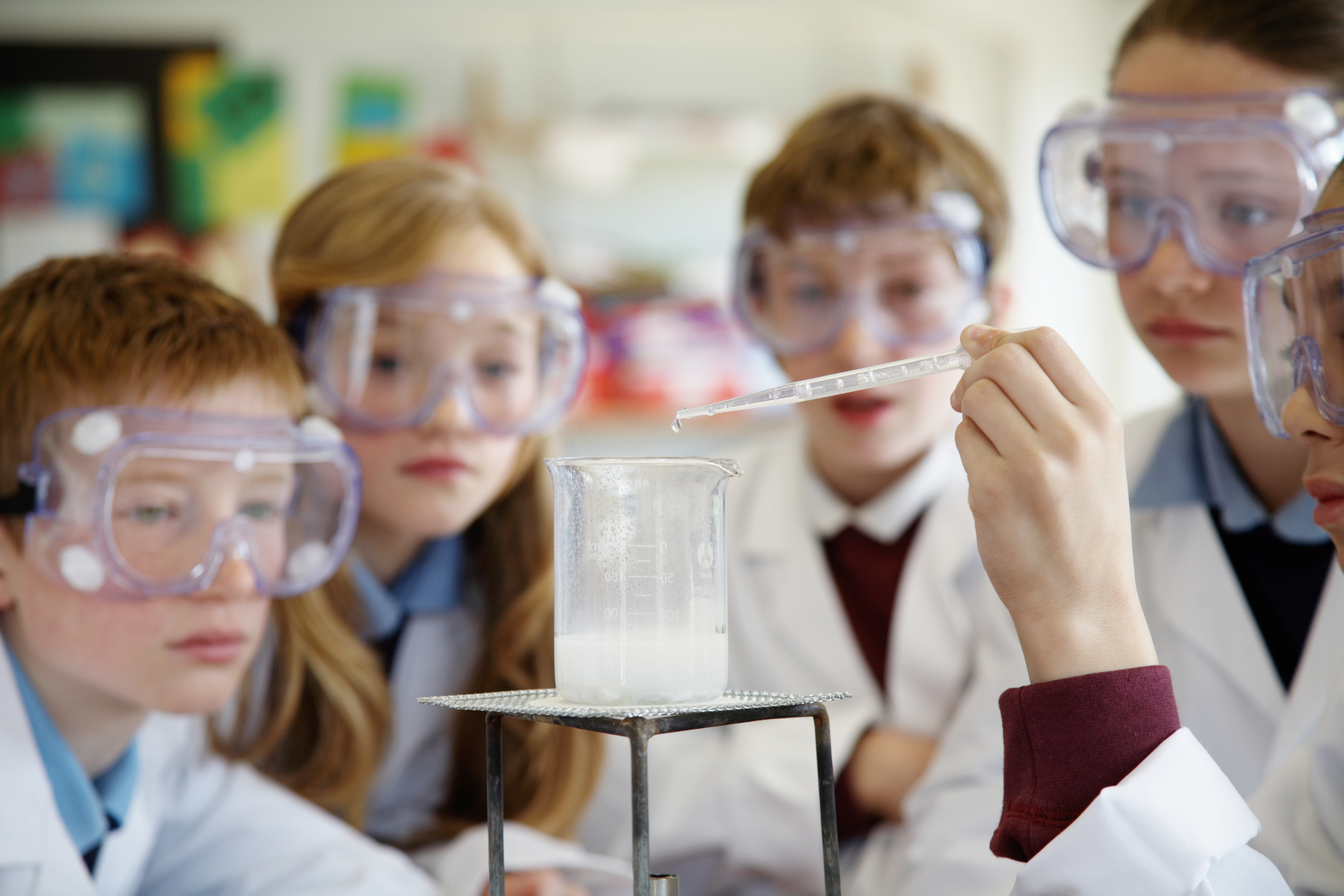 Организация научного сообщества. Урок химии. Наука в школе. Химия в школе. Дети на уроке химии.