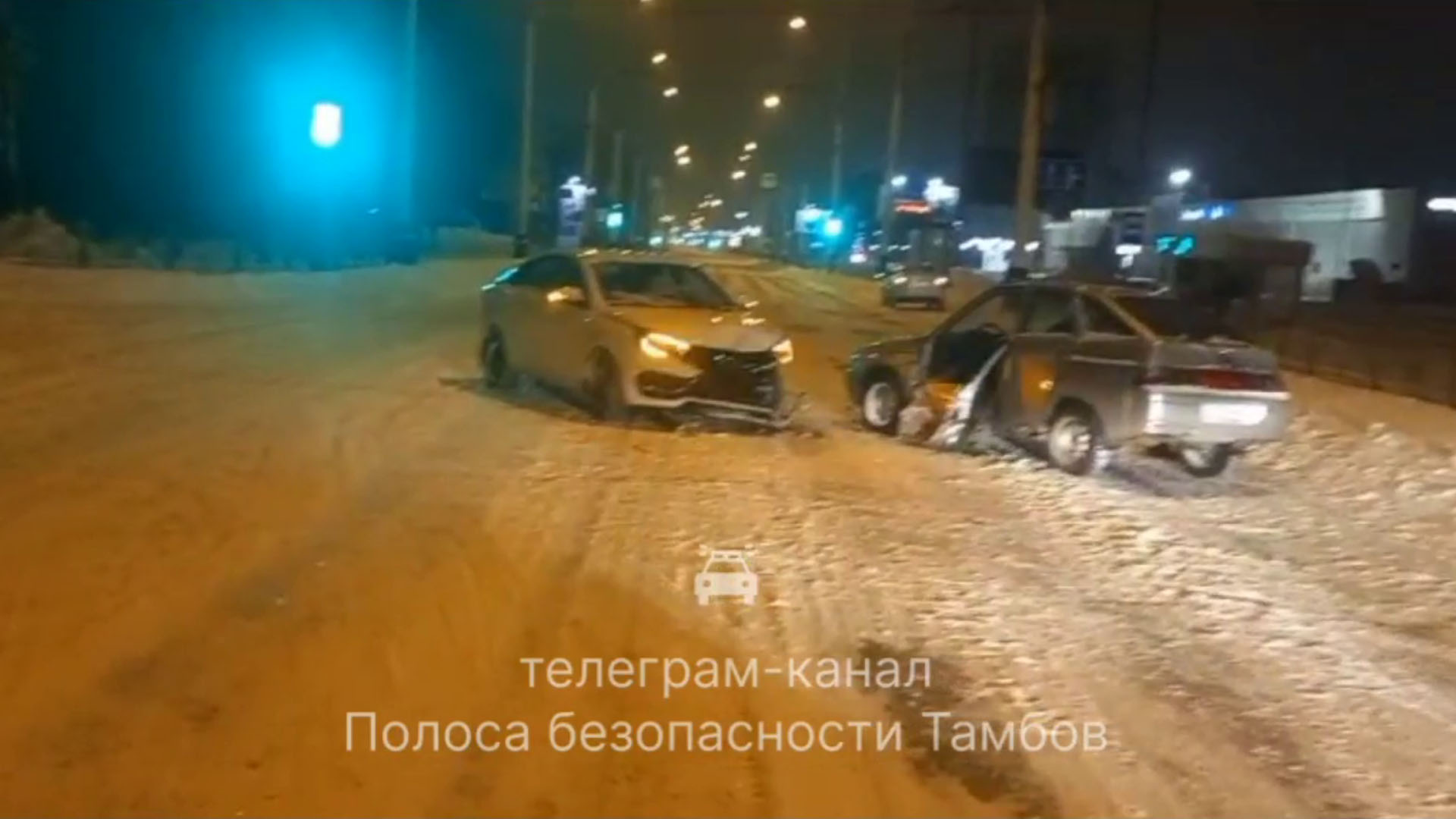 В Тамбове на перекрёстке улиц Советской и бульвара Строителей «Лада Веста»  врезалась в «двенашку» - ПроТамбов